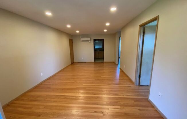 2 beds, 1 bath, 800 sqft, $1,495