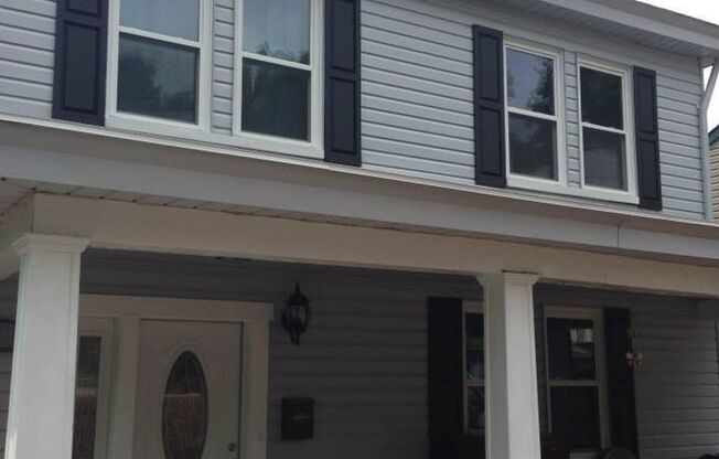 Huge Luxury South Side Home w/ Stainless Kitchen appliances and A/C