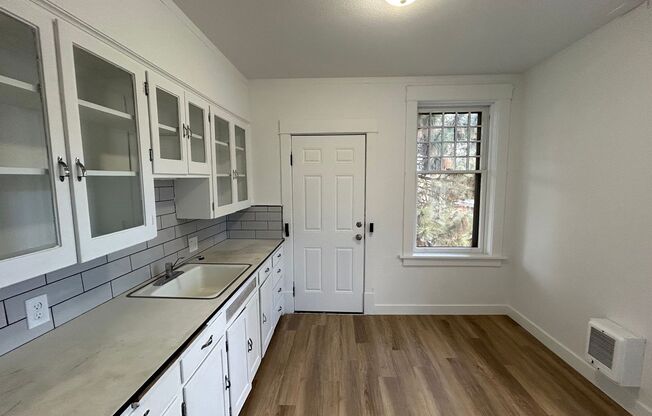 Studio, 1 bath, 400 sqft, $950, Unit Unit 10