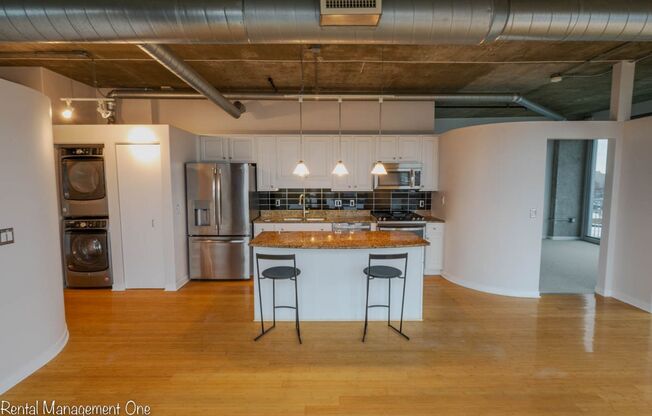 Downtown ROYAL OAK LIVING - 2 bed/2 bath - A CORNER WITH A VIEW!