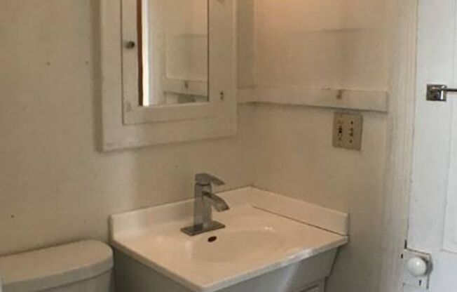 2 beds, 1 bath, $935, Unit Unit 2