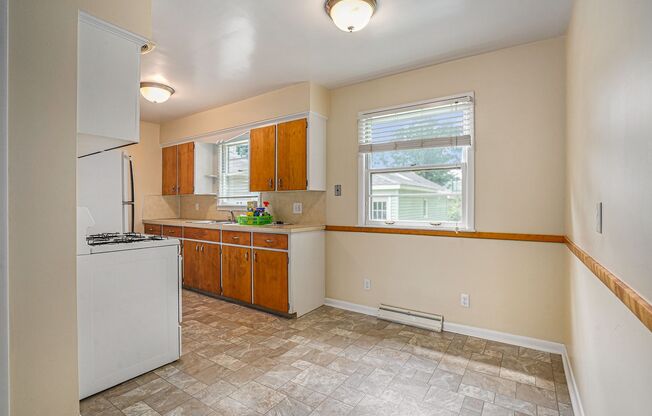 AVAILABLE IN AUGUST! 3 Bedroom, 1 Bath Single Family Home