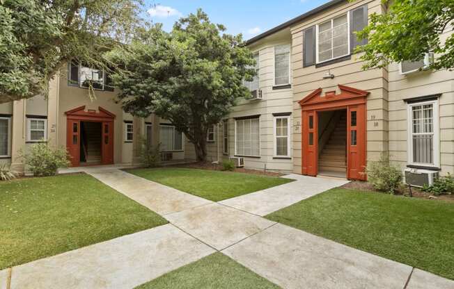 Apartments in Van Nuys beautiful courtyard