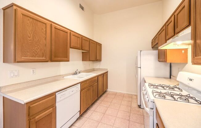 3 beds, 2 baths, $1,390, Unit # 2095