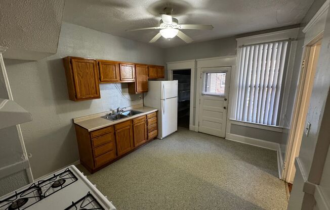 3 beds, 1 bath, $1,025, Unit 706