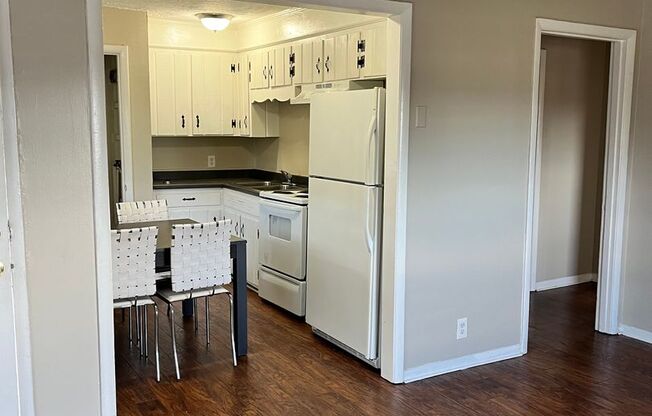 2 beds, 1 bath, $1,050, Unit Unit 8