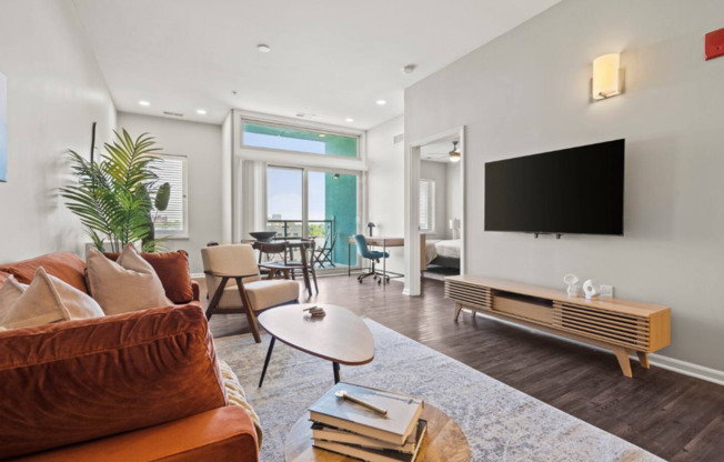 2 beds, 2 baths, 986 sqft, $1,560