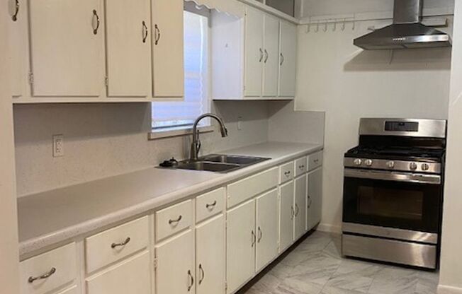 2 bedroom/1 bath available for IMMEDIATE MOVE IN! YARD MAINTENANCE INCLUDED!