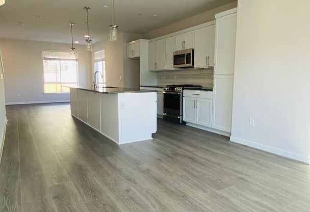 Brand New 3bd, 3ba Townhome Available in Great Bothell Location!