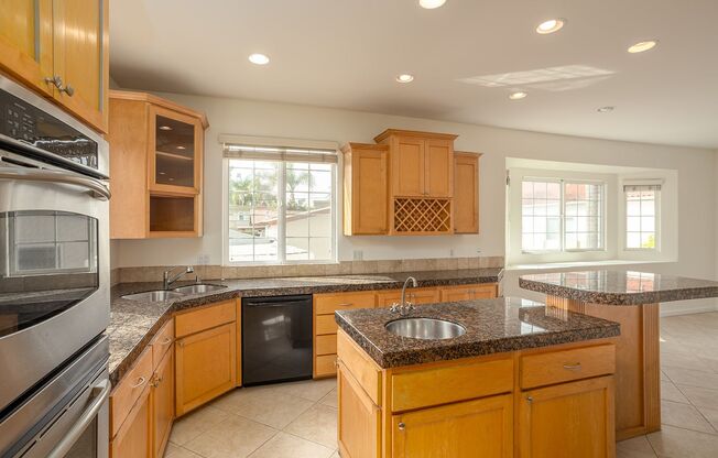3 Primary Suite Home 1 Block From the Beach