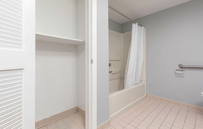 2 beds, 2 baths, $995, Unit 6
