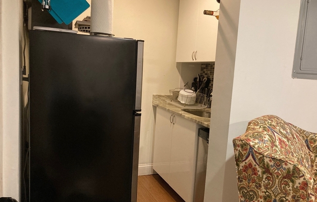 1 bed, 1 bath, $2,350, Unit B
