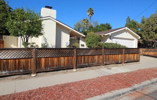 3 bd 2 ba, House With Pool (San Carlos 92119)