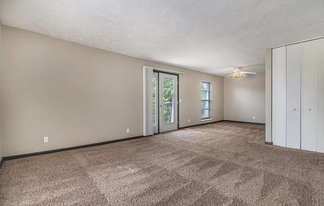 Omaha, NE Beacon Hill Apartments A living room with a ceiling fan