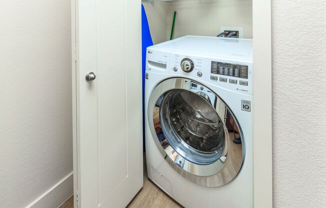 2 beds, 2 baths, 1,038 sqft, $1,920, Unit 2041