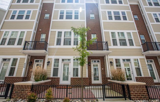 Amazing 3 BR/3 Full BA & 2 Half BA Townhome in Annapolis!