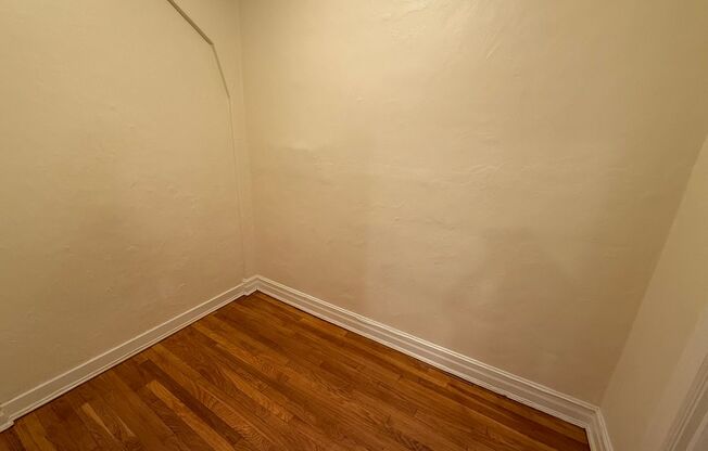 Studio, 1 bath, 294 sqft, $1,230, Unit New King Edward  5A4