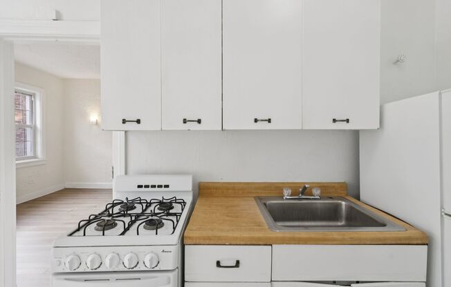 1 bed, 1 bath, 610 sqft, $1,330, Unit Bayard Manor 211