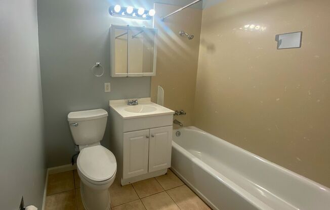 1 bed, 1 bath, 650 sqft, $1,595, Unit O-49