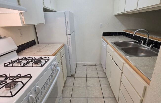 1 bed, 1 bath, 700 sqft, $899, Unit LAW7-105