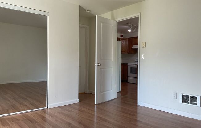 1 Bed / 1 Bath Houghton condo in Kirkland $1,795/month