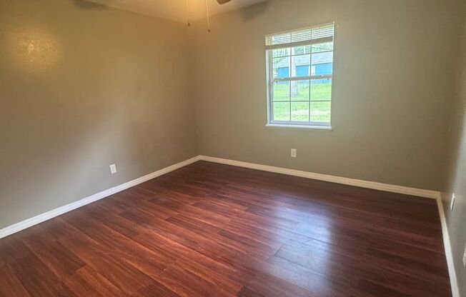 Charming 2BR/1BA Duplex with Large Yard – Affordable Comfort in a Quiet Neighborhood