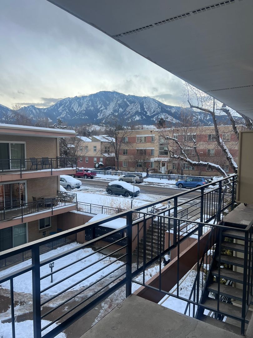 AMAZING LOCATION NEAR CAMPUS 2 Bed 1 Bath Condo
