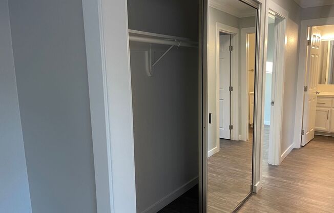 2 beds, 1 bath, 890 sqft, $2,710, Unit 0043