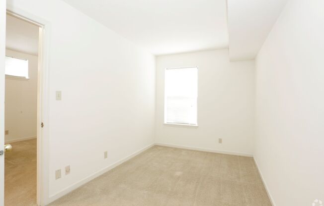 1 bed, 1 bath, 653 sqft, $1,010, Unit K-10