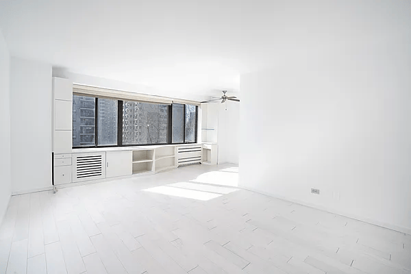 Studio, 1 bath, 579 sqft, $3,500, Unit 8U