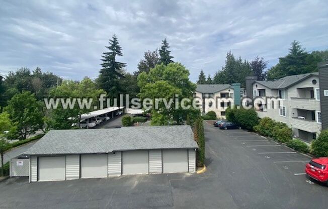 Great Find!!Spacious, condo w/ master