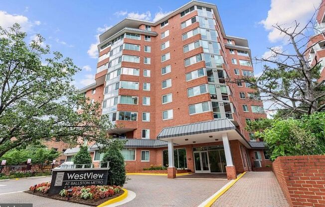 Amazing 1 Bedroom 1 Bathroom Condo With Sunroom in Sought After Westview