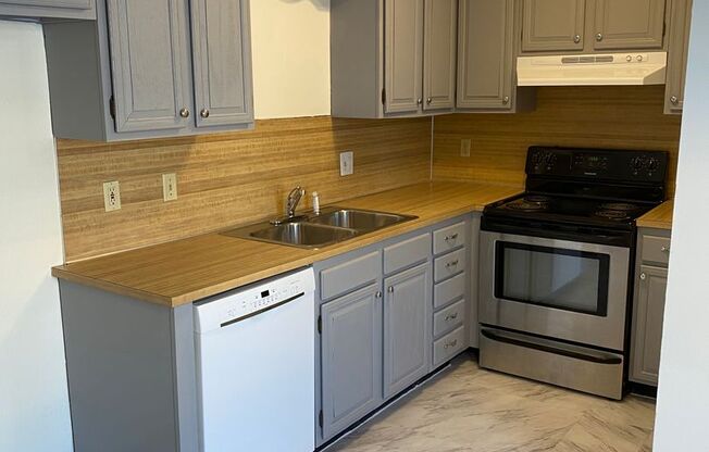 2 Bed 1 Bath 1 Car Garage Duplex in Central Broken Arrow