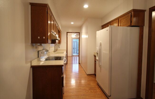 September FREE On This Beautiful 2+ Bedroom 4 Bath Townhome In Overland Park
