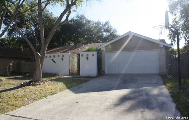 Charming Ranch-Style Home with Soaring Ceilings and Oaks