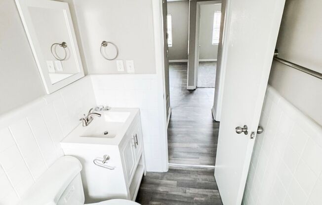 2 beds, 1 bath, 850 sqft, $1,300, Unit 26-A4