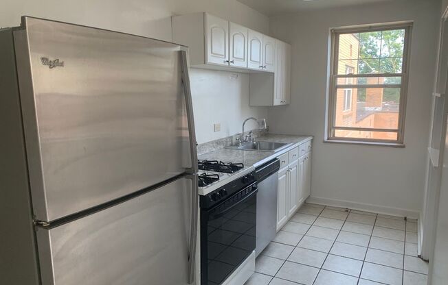 3 beds, 1 bath, 800 sqft, $2,275, Unit 406D