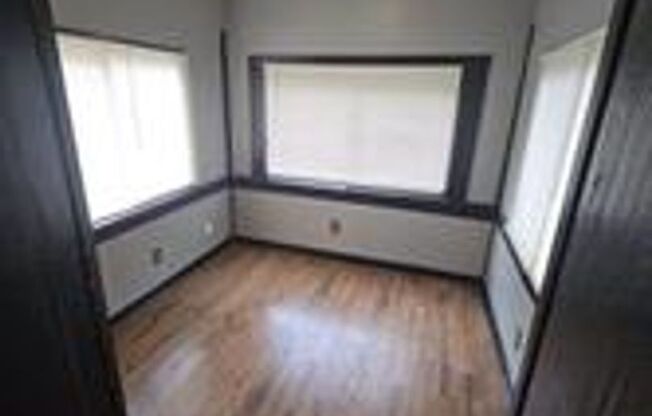 1 bed, 1 bath, 670 sqft, $850, Unit Carter Ave 4640 #2F