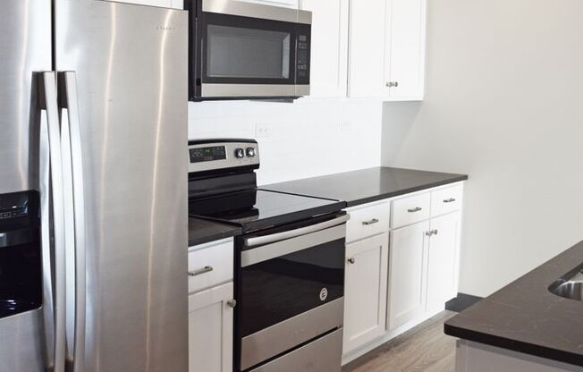 2 beds, 2 baths, 890 sqft, $1,720, Unit 520-200