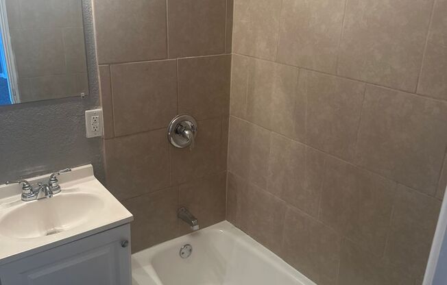 2 beds, 1 bath, 750 sqft, $970, Unit B12 1041 09