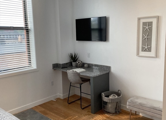 Studio, 1 bath, 425 sqft, $1,595, Unit 207