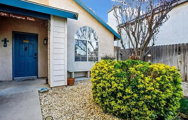 Beautiful 3 Bed 2.5 Bath in NE Bakersfield!