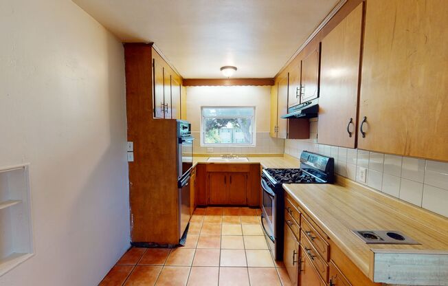 Large House!! Quick walk to campus!!