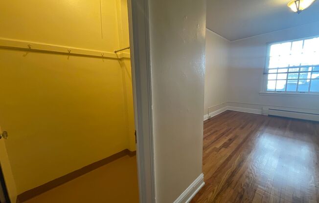 1 bed, 1 bath, 556 sqft, $1,275, Unit C-11