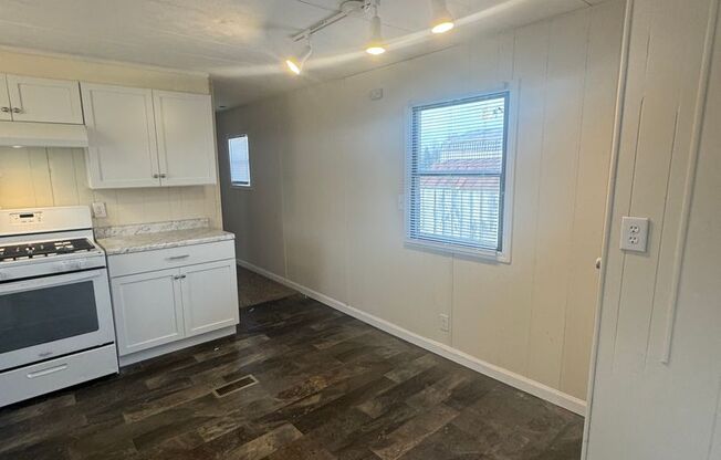 3 beds, 1 bath, 980 sqft, $700, Unit Lot#24