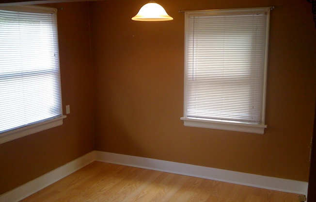 Great Overlook 2 Bedroom Bungalow - Steps to Max!!!!