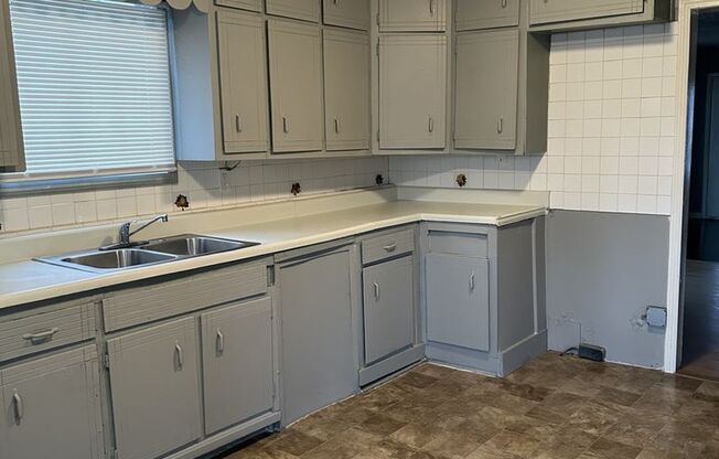 MOVE IN SPECIAL AVAILABLE!