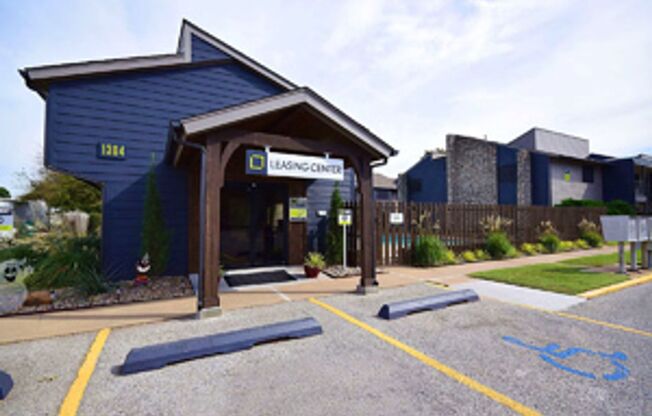 1 bed, 1 bath, 688 sqft, $900, Unit 233