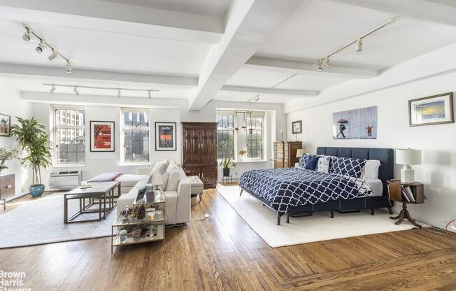 470 W 24 ST