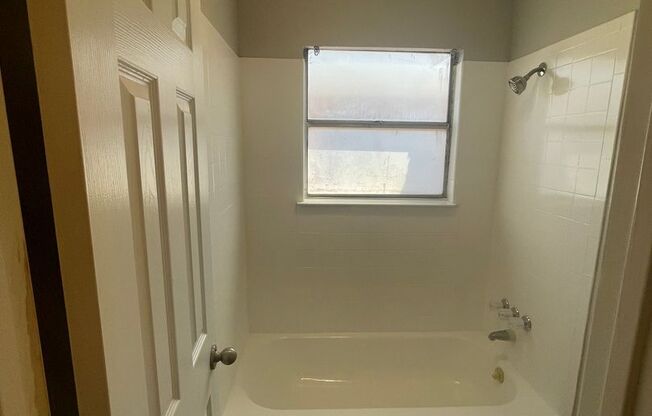 2 beds, 1.5 baths, 1,152 sqft, $1,100, Unit Apt #06